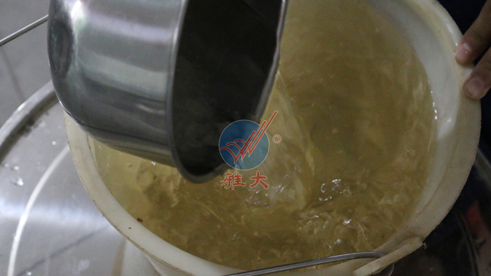 3、橙子釀酒技術-按比例稱好冰糖，并加熱水融化