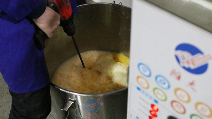 4、橙子酒釀酒技術-加入冰糖水后打漿