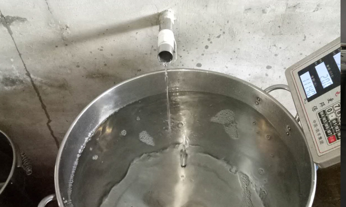 從熟料釀酒設(shè)備中接酒時要注意掐頭去尾，控制火候
