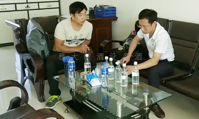 雅大技術(shù)蔣總監(jiān)為李樹剛現(xiàn)場品酒，提出酒質(zhì)改善方案